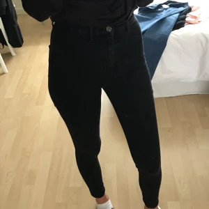 Svarta jeans - Svarta skinny jeans från Zara i stl 36 (liten i storlek). Använda fåtal gånger. 45kr + frakt