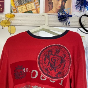 Supersöt röd tröja  - Frakt: 66kr💞💞 hör av dig om du är intresserad 💞