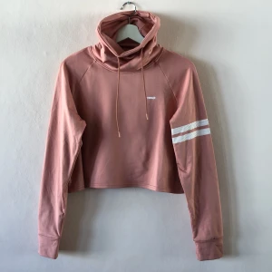 Korallrosa träningströja från Stronger - Fin oanvänd tränkngströja från Stronger. Kort modell med polokrage. 