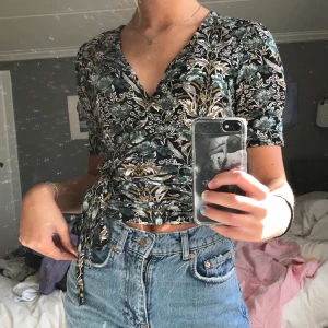 Blommig blus från Gina Tricot - Jättesöt oanvänd blus från Gina Tricot, prislappen kvar! Nypris 229 kr❤️ kan skickas!!!!