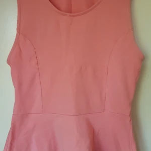 Peplum topp - Söt persikofärgad Peplum topp med öppning i ryggen. Från Bikbok i storlek M, passar en S-M. Använd få gånger. 90 kr 🌸