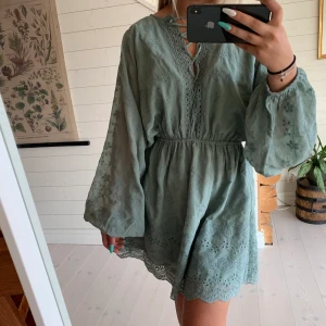 Klänning  - Jätte söt klänning från NAKD😍. Aldrig använt (lappen sitter kvar).  Storlek 36 nypris 399kr mitt pris 200 kr köparen står för frakt🌟