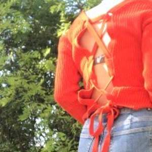 Röd styckad tröja med knyt detalj i ryggen, v-ringad urringning fram. Aldrig använd. Möts på Söder eller Hägersten eller så står köparen för frakt!