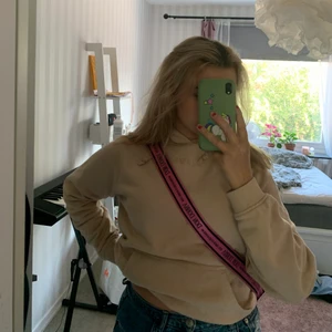 Don Donna väskband - Helt nytt oanvänt don Donna rosa väskband. Aldrig använt men tyvärr ingen lapp kvar, går att justera och fästa på olika väskor. 