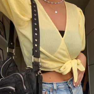 Gul söt topp - En jättesöt topp som är helt ny🥺 Man kan både ha den öppen och stängd. Ärmarna går till armbågarna ungefär.