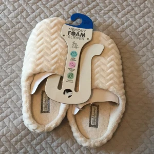 Slippers/tofflor från Primark i strl L - Mysiga tofflor eller slippers, helt oanvända och jätte sköna! Från primark i strl L. Passar 38-42. 