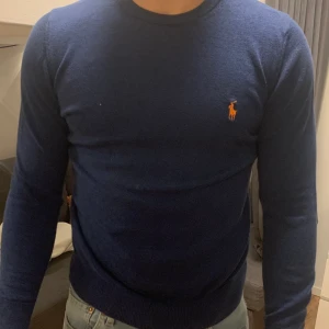 Polo Ralph lauren stickad tröja  - Säljer denna stickade tröja från polo Ralph lauren. Marinblå pullover. Storlek small. 