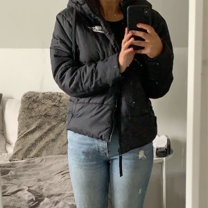 Nike vinter jacka 🧥 ❄️  - Storlek S. Två sidig Nike vinter jacka. Andvänd under en vinter då och då. Helt som ny dock. 💞 köpt för ca 1100kr. 