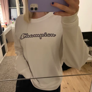 Champion sweatshirt - Säljer min fina champion sweatshirt som jag köpte för ett tag sen! Storlek M och i ett superbra skick, köpt för 499kr. Har många andra liknande tröja, därför inte mycket användning av denna!💕Om många är intresserad har jag budgivning! 🥰Buda i kommentarerna 
