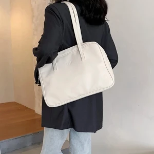 Väska  - Oanvänd väska, frakt tillkommer.