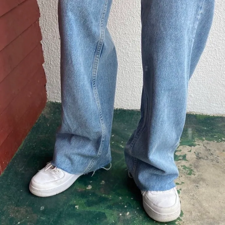 Jättefina zara jeans i storlek 38! Sitter perfekt i längden på mig som är 163🥰  FÖRST TILL KVARN! 250kr + frakt. Jeans & Byxor.