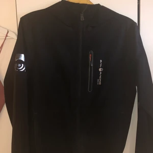 Sail racing jacka - Sail racing jacka som passar både till höst och vår. Använd ett par gånger! Storlek Small och är unisex och materialet är åt det tunna hållet så bra vid regn. Pris kan alltid diskuteras, hör av er vid frågor eller fler bilder❣️