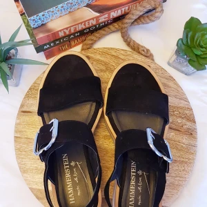 Sandaler med platå.  - Supersköna sandaler med platå. Perfekt för en sensommardag i stan. Använda 3 gånger. Mycket bra skick. Lite slitna undertill. Skriv för fler bilder.