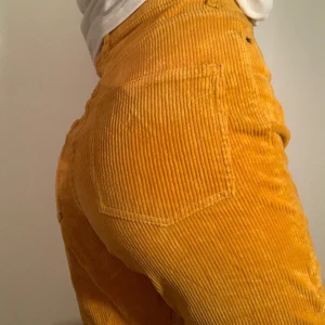 Monki manchesterbyxor - Storlek 24 i midjan men passar även 25!