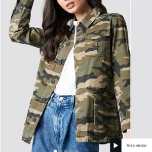 Army jacket från NA-KD - Skitsnygg camouflage jacka från NA-KD i nyskick!! Endast testad, är storlek 36 men skulle säga att den passar både S och M. Nypris 350kr! Många intresserad så har startat en budgivning (frakt ingår inte i priset) 💕