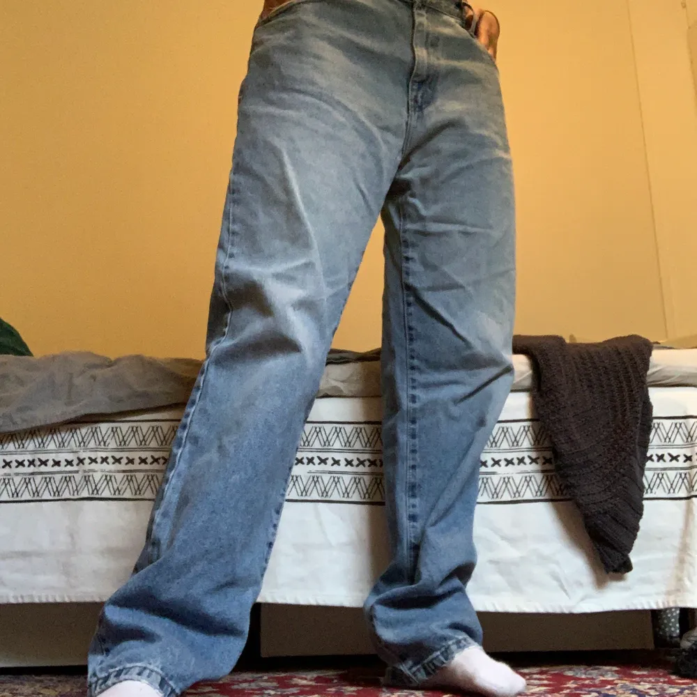 Supernajs jeans inköpta second hand som inte kommer till användning, jag är en M och dem är stora på mig men funkar med skärp så helt beroende på hur man vill att dem ska sitta🌟 möts upp på söder eller fraktar, fraktkostnad tillkommer!!. Jeans & Byxor.