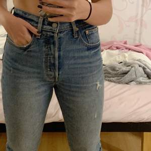 Säljer ett par jeans som är grymt snygga!💕 har knappt använt dom, det är ett par Levis jeans 501, de har lite slitningar på sig och är så bekväma! Skulle säga att passformen är som ett par mom jeans. Bara att skicka iväg ett meddelande om ni skulle undra något☺️