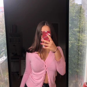 Rosa snygg tröja  - Hej! Jag säljer min fin tröja, rosa färg ❤️ aldrig använt pga är inte mitt style 🥰 storlek S men oxo passar till M. Köpte i USA; mitt pris 250  + frakt ✨ eller buda i kommentarer 🙋🏼‍♀️ / perfekt till hösten o vintern ! 