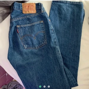 Levis jeans - Säljer min sjukt snygga jeans från Levis, då de inte kommer till användning längre. Det är modell 501. Så bekväma och fint skick, buda från 500kr