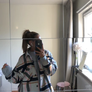 Rutig jacka  - Säljer min fina rutiga jacka från zara, använd ett fåtal gånger. Den är i storlek M alltså sitter den lite oversized vilket är väldigt snyggt