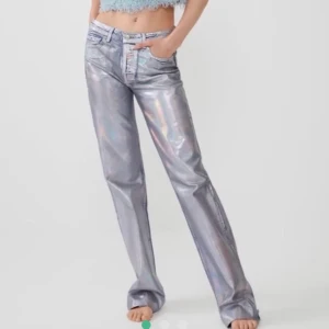 Holographic jeans från Zara - Tänkte sälja dessa slutsålda jeans från Zara. De är så sjukt coola men använder de tyvärr inte så mycket längre på grund av att de är lite för stora. Buda!