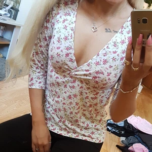 Topp bikbok - Jättesöt blommig topp från Bikbok i storlek M, använd 1 eller 2 gånger men den är tyvärr lite för stor. 80 kr 🌸