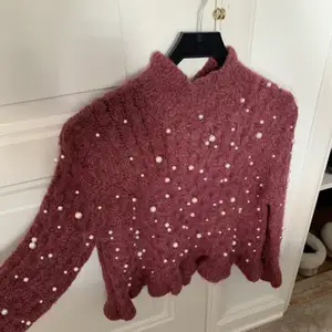Super söt stickad tröja från Zara med pärlor på💕Perfekt nu till hösten och super mysig att ha på sig! Använd 1 gång så fortfarande som ny! 🌸🌸Köpt för 399 och säljer för 120kr + eventuell frakt🌸🌸