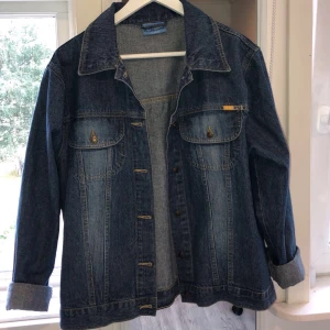 Jeansjacka  - Säljer nu en jeansjacka som jag har använt fåtal gånger, den är i storlek XL 🌸 