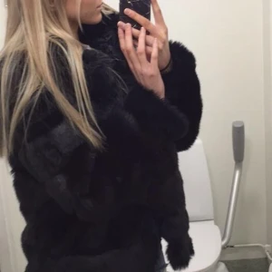 Pälsjacka  - Varm pälsjacka som är som ny. Storlek 36