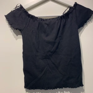 Söt topp - ny - Svart söt topp från Gina i storleken s. Aldrig använd, lapparna kvar! 50kr 