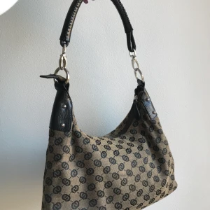 Snyggaste shoulderbagen - Så cool shoulderbag köpt på humana. Älskar den verkligen! Frakt på 59 kr eller så möts vi på söder. Om fler är intresserade blir det budgivning i kommentarerna 💕