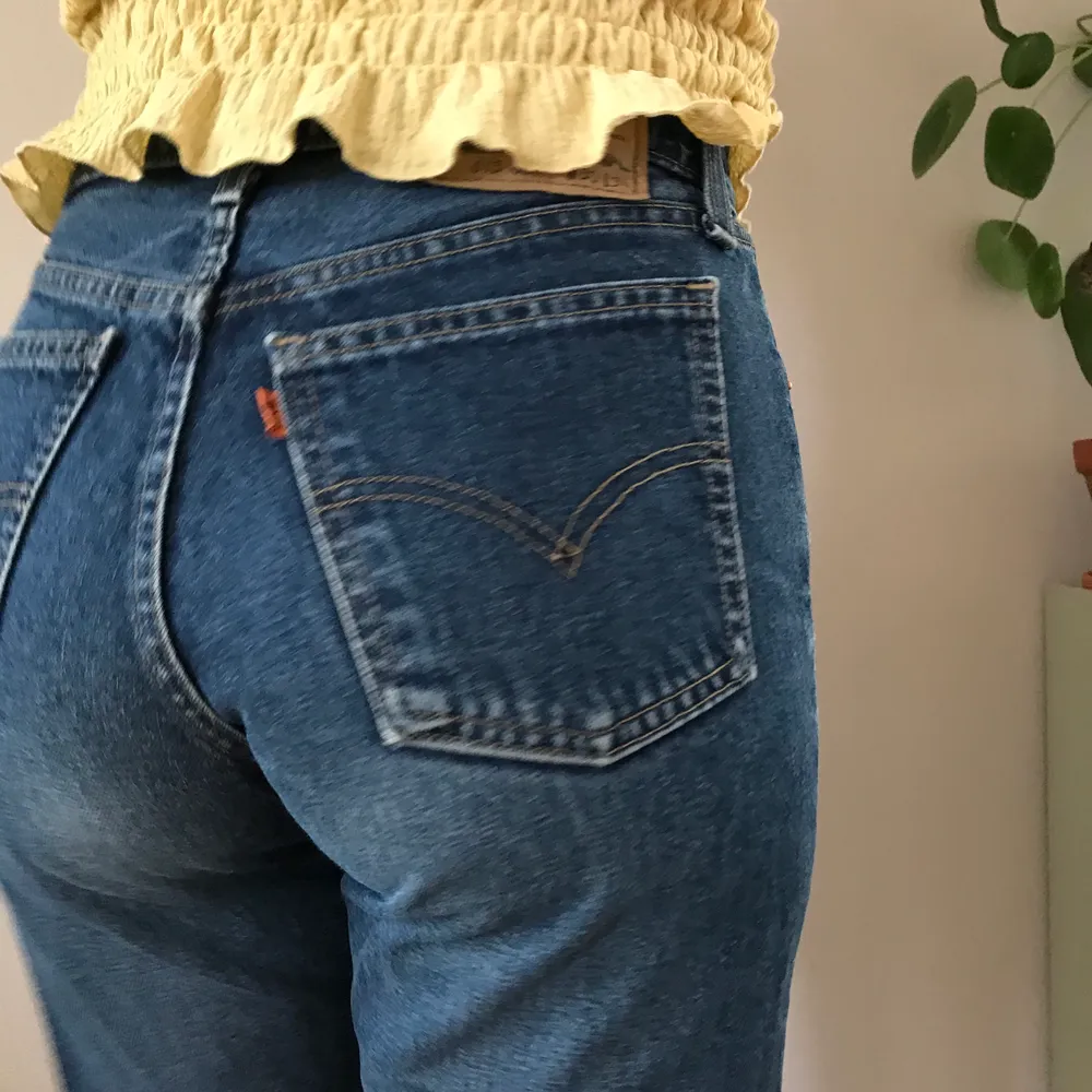Supersnygga Levi’s jeans i mörkblå tvätt med rak passform. Står storlek 30/34 men de är betydligt mindre än det. De passar någon som har 26/27 i storlek i midjan och på längden är de avklippta men kan klippas ännu kortare om man vill det!. Jeans & Byxor.