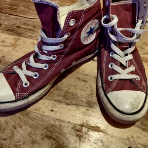 Oxblodröda Converse - Fint skick, inte så mycket använda, bra i storleken som är 39. Frakt tillkommer på 63 kr 💕