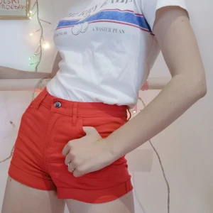 Röda Shorts H&M - Vanliga shorts från H&M, storlek 34 men de är ganska stretchiga, så 32-36 hade också funkat😌 använda bara 1 gång, säljer eftersom de aldrig kom ur garderoben :( Söta för en mer färgglad outfit~ Säljer även tröjan på bilderna ;) frakt tillkommer