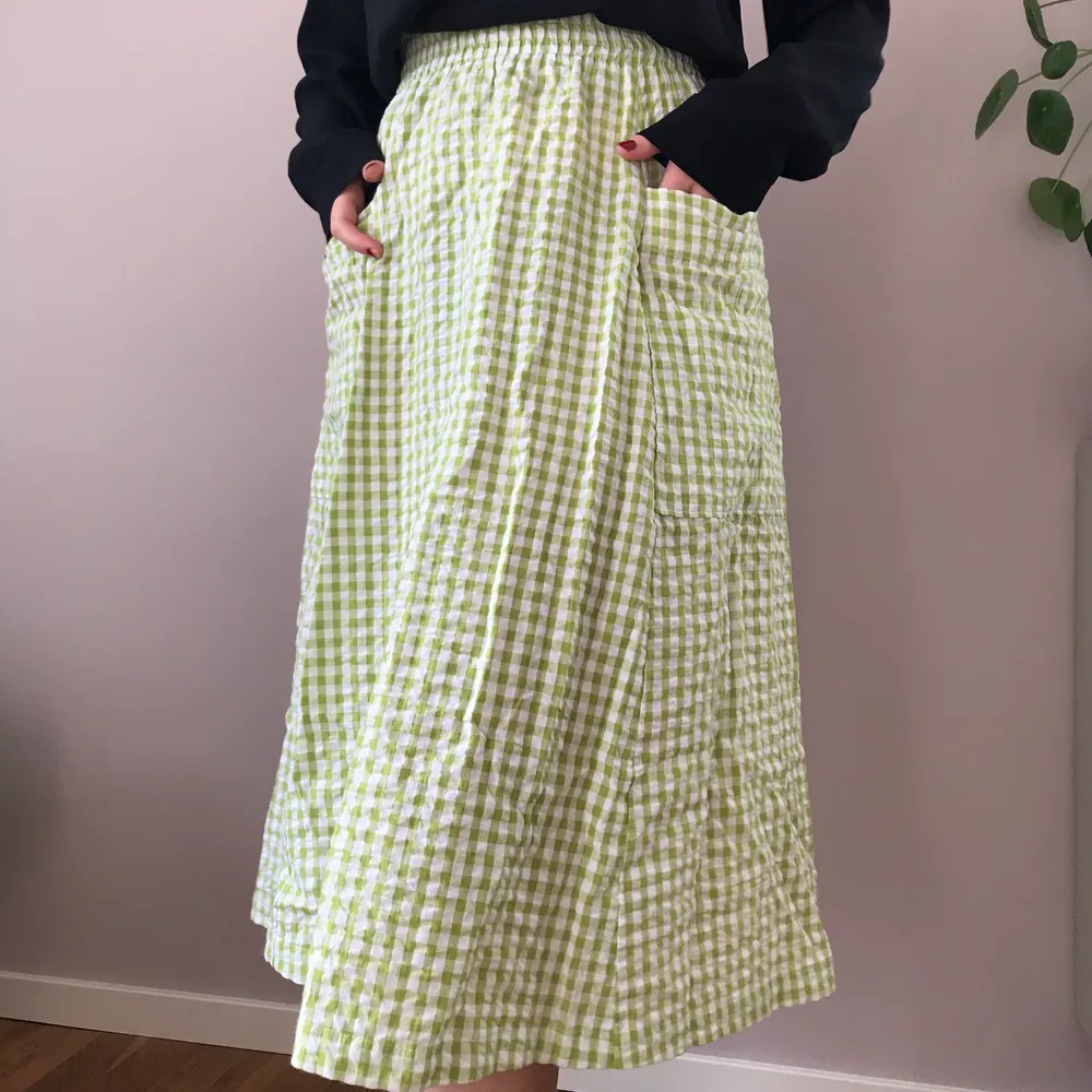 Jättefin kjol från monki med grön/vita ginghamrutor. Storlek XS. Den har två stora fickor framtill också!. Kjolar.