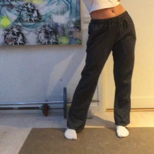  ”kostym/ mjukisbyxor”  - Dessa byxor är jättebekväma och väldigt snygga om man frågar mig! De är gråa och har rutigt mönster! Enda nackdelen med dessa byxor är att de har en slitning uppe vi knytningen, det är inget jag själv tänkt på när jag använt de men skriv privat om ni vill ha bild! Frakt tillkommer!💓💓💓