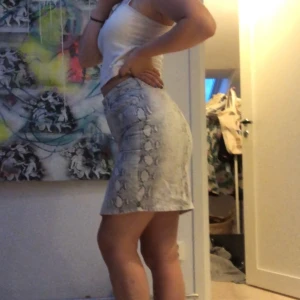 Kjol! - En ormskinsmönstrad kjol! Säljer pga av detta inte är min stil längre plus att den är för liten! Frakt tillkommer!💗💗