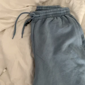 Blåa mjukis - Blåa mjukisbyxor från h&m som sitter väldigt bra på men inte ngt jag skulle känna mig bekväm att gå runt i, köpt på H&M för 199 kr skulle jag tro Säljer dem för 100kr endast testat dem på💓💓