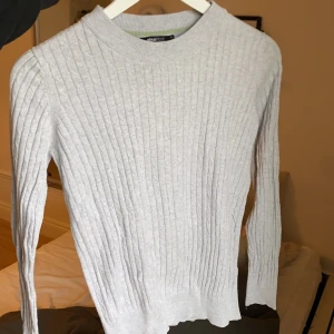 Kabelsticka tröja - Fin kabelstickad tröja ifrån ginatricot.🖤 köparen står för frakt