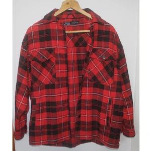 ZARA jacka - Jacka från Zara som knappt är använd, nyskick. Storleken är xs men den är väldigt oversized. Skriv privat om ni vill se bilder där jag har den på mig.