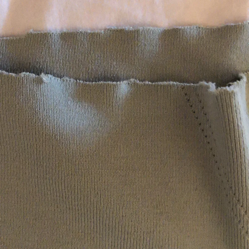 Ett mintgrönt linne som jag köpte på Zara för jättelänge sen, jag klippte av volangerna som var längst ner så nu är det mer ribbat :) (därav det låga priset) Den har tyvärr inte kommit till användning vilket är varför jag säljer den !!. Toppar.