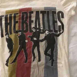 Kräm vit t-shirt med the Beatles tryck. Frakt ingår.