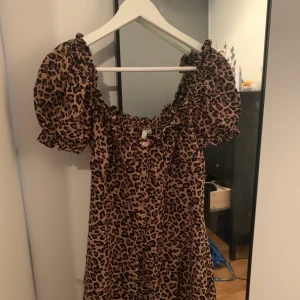 Söt klänning från Nelly - Säljer denhär superstat klänningen från Nelly i storlek 40 pga sitter lite stort på mig som oftast bär 38. Perfekt i längden, går ungefär till lite över knäna. Superbra skick, bara använd 2-3 gånger. Nypris 200kr, frakten står köparen för💕