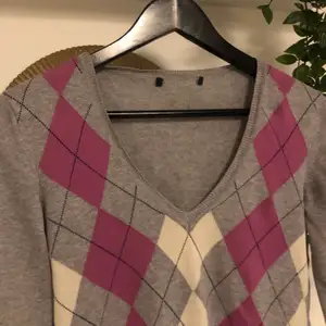 Super söt o trendig sweater med rosa och gråa ”rutor”. Köpt på second hand så vet ej vad det är för märke. Köparen står för frakt🥰