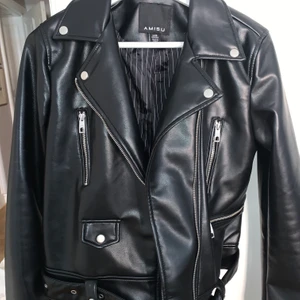 Skinnjacka  - Jättefin skinnjacka som tyvärr är för liten på mig då jag ville ha den lite oversize. Skulle säga att den passar 34-38 beroende på hur man vill att den skall sitta. Använt den max 3 gånger. Kan tänka mig att sänka priset vid en snabb affär 😊