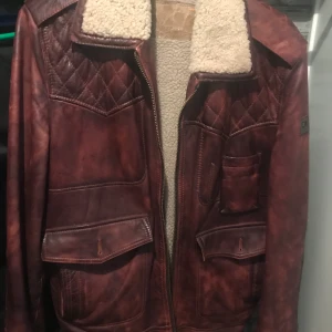 HUGO BOSS Kvallitejacka Äkta skinn/päls i utmärkt skick! - På grund av det här årets svårigheter (med inställd resa i April och längre flytt till mitt livs kärlek och mestadels behövt leva på besparingar :(  Måste jag tyvärr sälja den här snygga och ”exklusiva” och varma jackan från Hugo Boss Orange. Absolut toppskick! Kostade ny ca 9000:-  Gör ett otroligt fynd, Tack påförhand! Må hälsan alltid vara på topp. En innerficka, 4ytterfickor.  