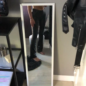 Nakd - Skinnbyxor med bootcut effekt (fakeläder) 130 kr plus 60 kr frakr