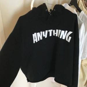ANYTHING hoodie  - Tänkte sälja min fina hoodie från anything, köpt på streetwear market för ett par år sen. Sjukt varm och mysigt, avklippt nertill men går ändå ner till rumpan på mig som är 168. Storleken är L, passar xs-l beroende på vilket fit man gillar - oversize på mig! Budgivning i kommentarerna. ⚡️⚡️