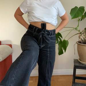 Fina svarta jeans med vita sömmar och tillhörande skärp!🖤 Jag är 1.60!