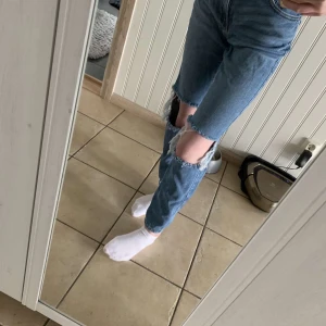 Trendiga ”raka” jeans från Gina tricot  - Skit snygga jeans som tyvärr är förstora för mig, därav att dom inte sitter super fint på mig heller :/ storlek s och är i super fint skick då dom endast är testade